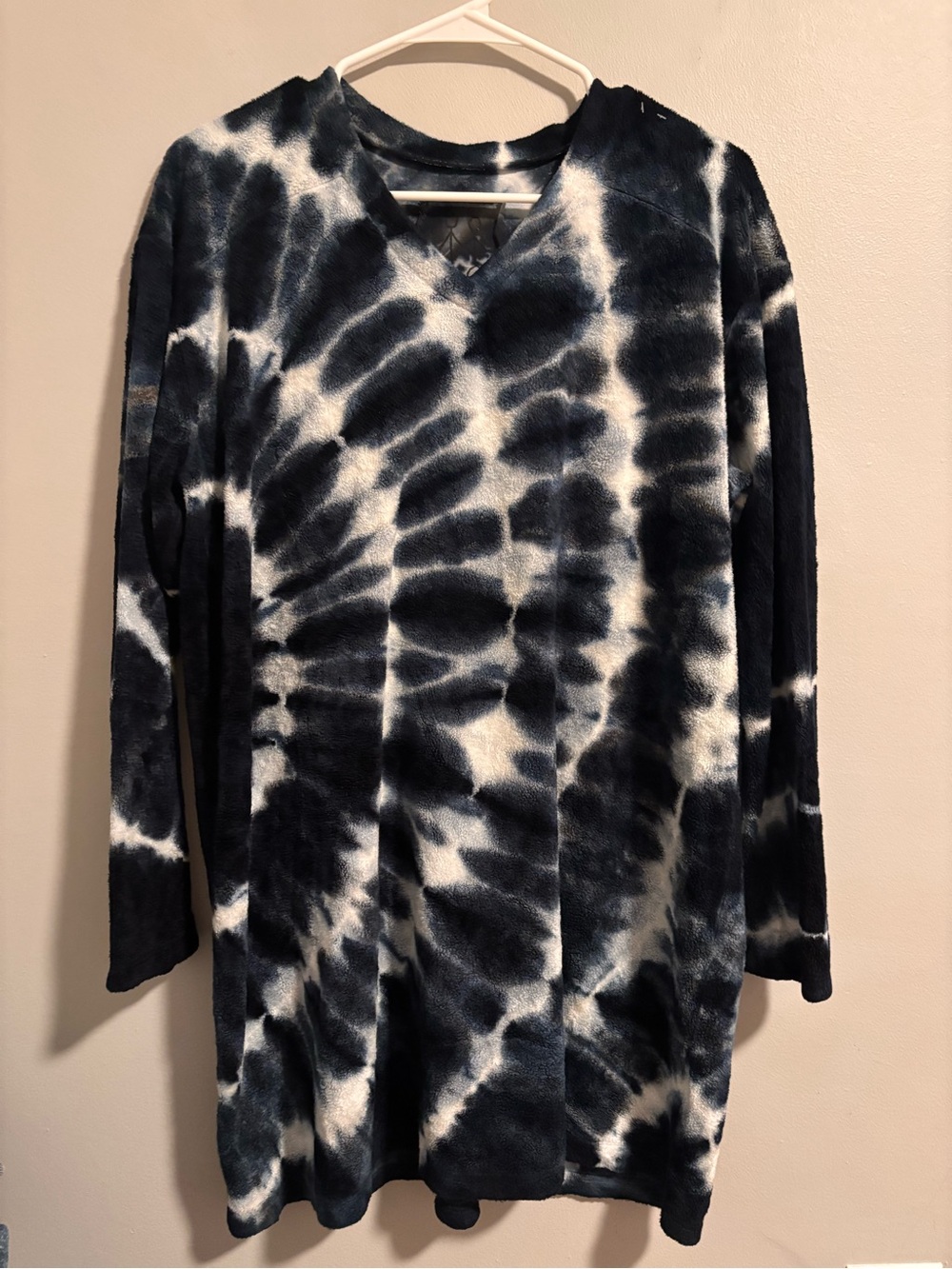 Johnny Was Navy and White Tie-Dye V-Neck Long Sleeve Fuzzy Top